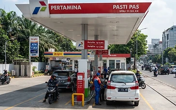 Antrean kendaraan di SPBU Pertamina
