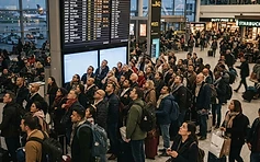 Suasana bandara yang dipenuhi penumpang