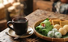Menjelajahi Cita Rasa Lokal: Mengapa Kopi dan Jajanan Tradisional Tetap Juara?