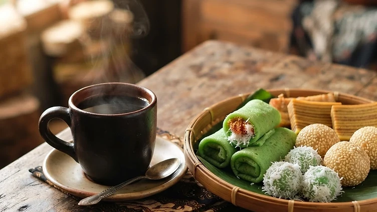 Menjelajahi Cita Rasa Lokal: Mengapa Kopi dan Jajanan Tradisional Tetap Juara?