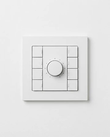 Teclado KNX de diseño minimalista montado en una pared blanca