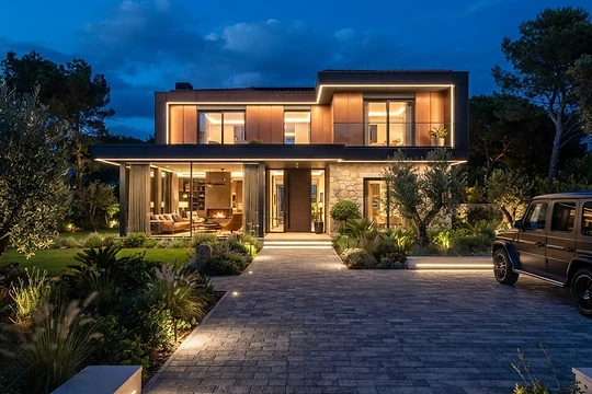 Fachada de vivienda inteligente al anochecer