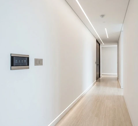 Pasillo de una vivienda inteligente en Casares con aparamenta KNX integrada