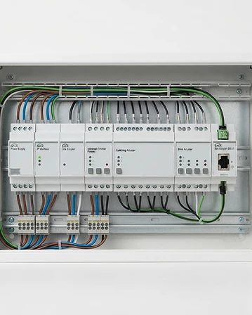 Módulos actuadores KNX en un cuadro eléctrico blanco