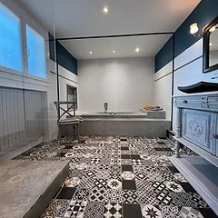 Elegante badkamer met badkuip