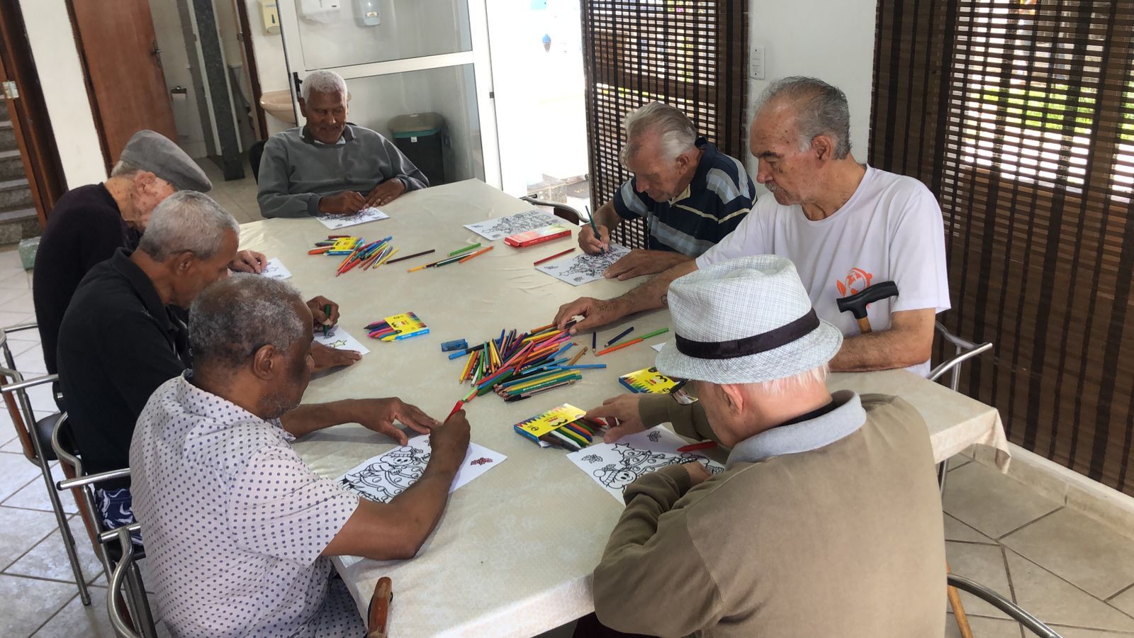 Atividade de desenho e coloração com residentes da CAIFA