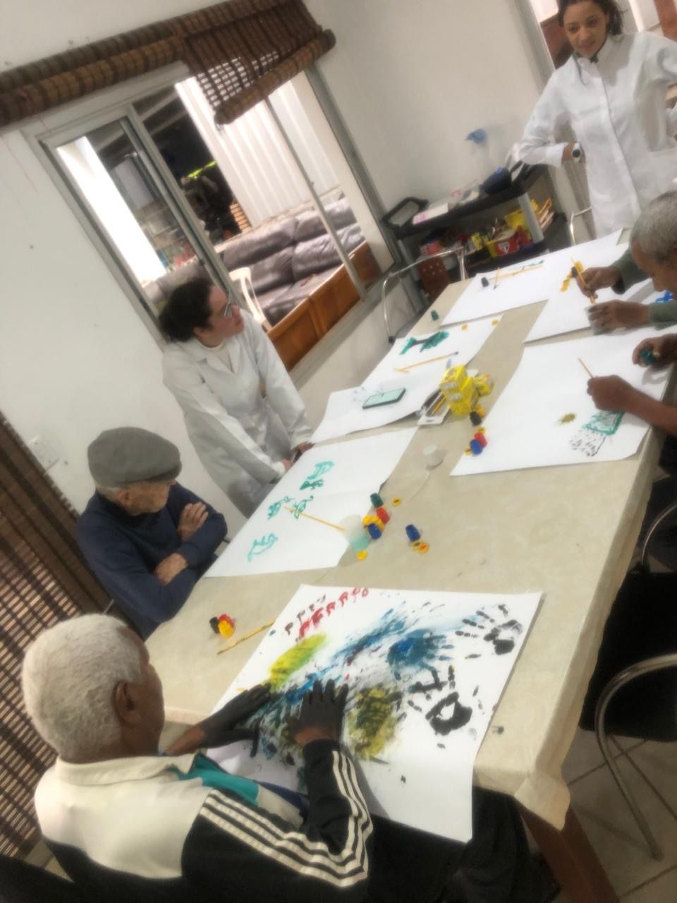 Sessão de pintura e arte com residentes da CAIFA