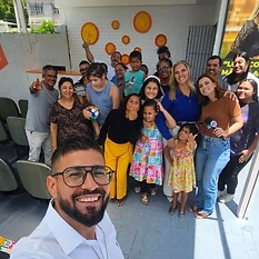 Grupo de equipe, voluntários e crianças do Instituto Jordana Bombeiro