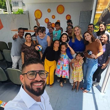 Equipe, voluntários e crianças do Instituto Jordana Bombeiro reunidos