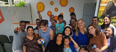 Grupo de equipe, voluntários e crianças do Instituto Jordana Bombeiro