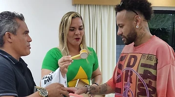 Neymar Jr. recebendo presente do Instituto Jordana Bombeiro em encontro oficial