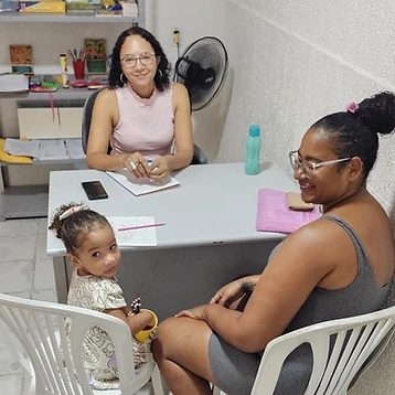 Criança em atendimento terapêutico com profissional do Instituto