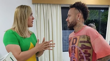 Representante do Instituto Jordana Bombeiro conversando com Neymar Jr.