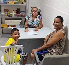 Neuropsicopedagoga do Instituto em consulta com criança e responsável