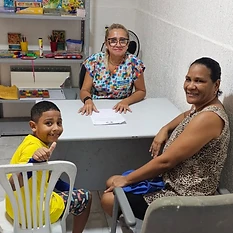 Neuropsicopedagoga do Instituto em consulta com criança e responsável