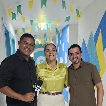 Profissionais do Instituto em corredor decorado