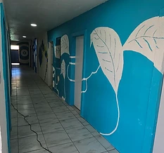 Corredor interno do Instituto com teto azul decorado com motivos botânicos
