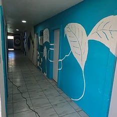 Corredor interno do Instituto com teto azul decorado com motivos botânicos