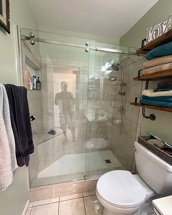 Corner shower with bench and niche