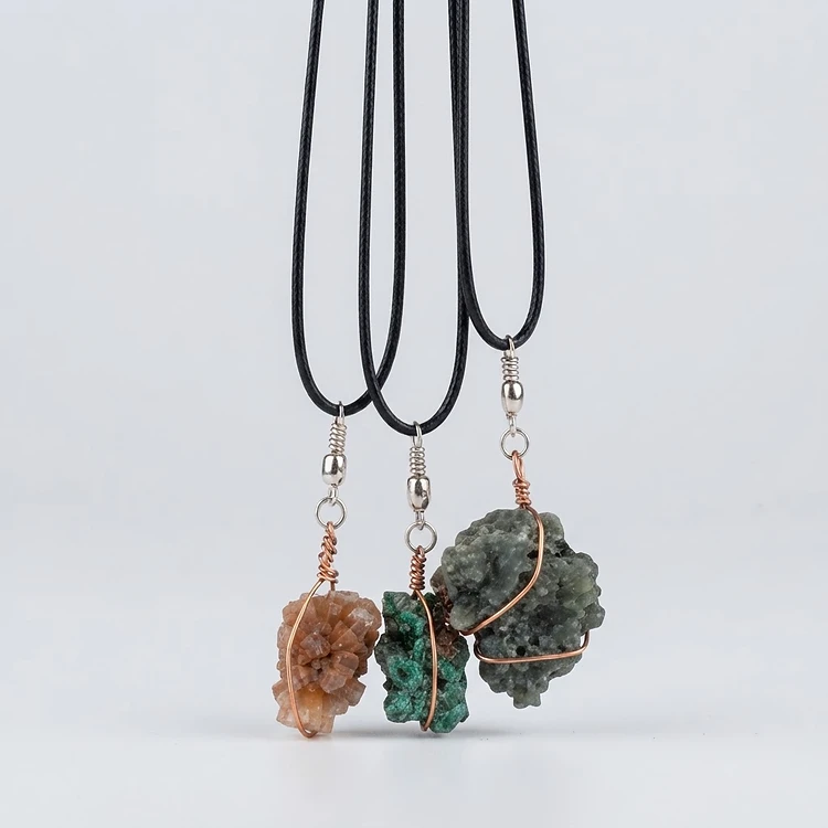 Conjunto de colgantes artesanales con minerales en bruto