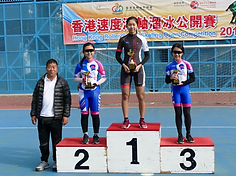 頒獎台三位學員與教練