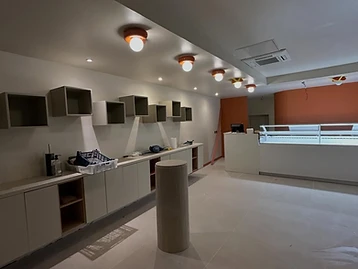 Boulangerie après travaux — intérieur fini avec comptoir et mur d'accent