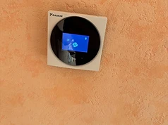 Thermostat connecté Daikin monté au mur