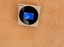 Thermostat connecté Daikin monté au mur