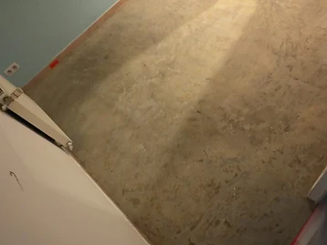 Sol en résine époxy effet marbré, avant travaux — surface brute et inachevée