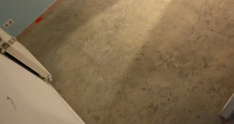 Sol en résine époxy effet marbré, avant travaux — surface brute et inachevée