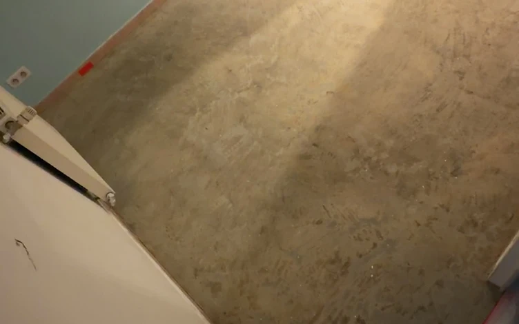 Sol en résine époxy effet marbré, avant travaux — surface brute et inachevée