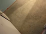 Sol en résine époxy effet marbré, avant travaux — surface brute et inachevée