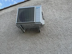 Unité extérieure Daikin SkyAir fixée sur mur beige