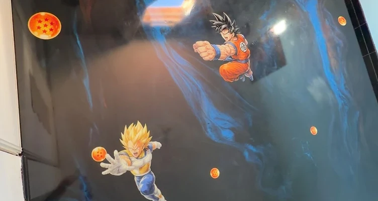 Sol résine personnalisée après travaux — motif Dragon Ball Z sous finition brillante