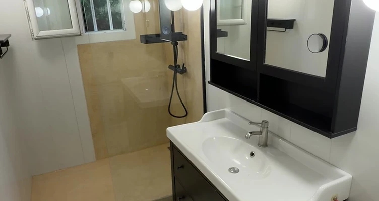 Salle de bain après travaux — finition Mortex minérale, douche à l'italienne