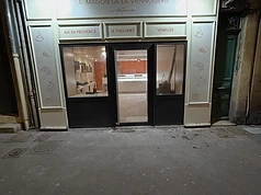 Étape 8 — façade vitrine de la boulangerie la nuit