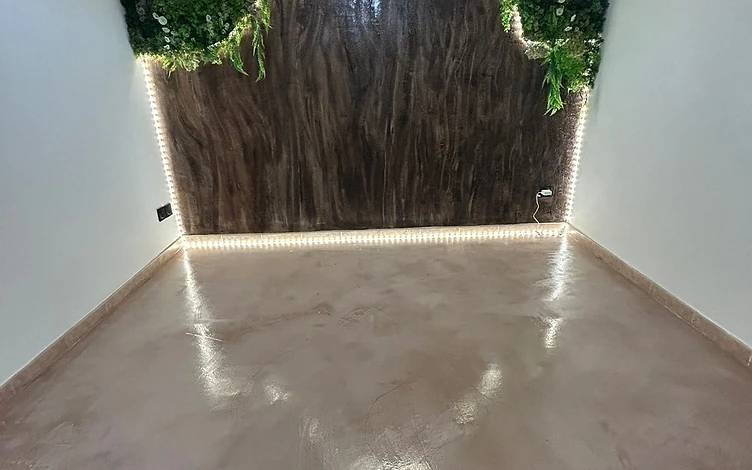 Mur en Mortex effet bois avec végétal stabilisé et éclairage LED intégré