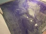 Sol en résine époxy effet marbré, après travaux — finition miroir violette