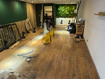 Boulangerie avant travaux — sol parquet posé et espace en cours d'aménagement
