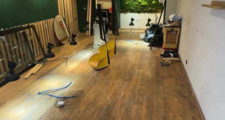 Boulangerie avant travaux — sol parquet posé et espace en cours d'aménagement