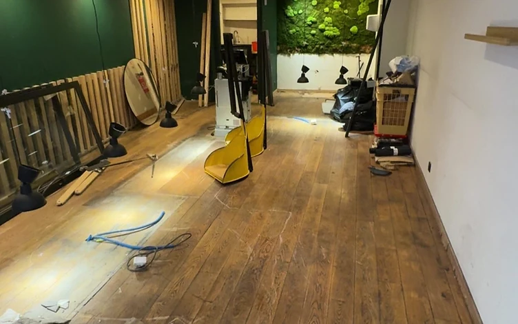 Boulangerie avant travaux — sol parquet posé et espace en cours d'aménagement
