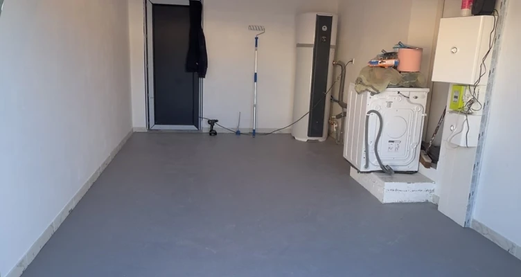 Garage avant rénovation — sol béton brut et inégal