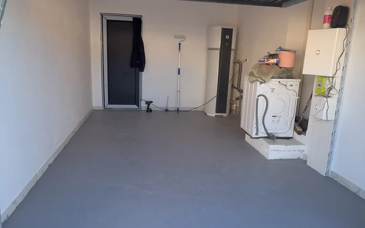 Garage avant rénovation — sol béton brut et inégal