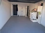 Garage avant rénovation — sol béton brut et inégal