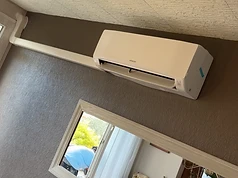 Unité intérieure de climatisation sur mur sombre avec conduit
