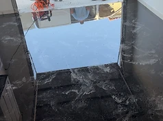 Étape 2 — sol de garage en résine époxy marbré, finition miroir en cours