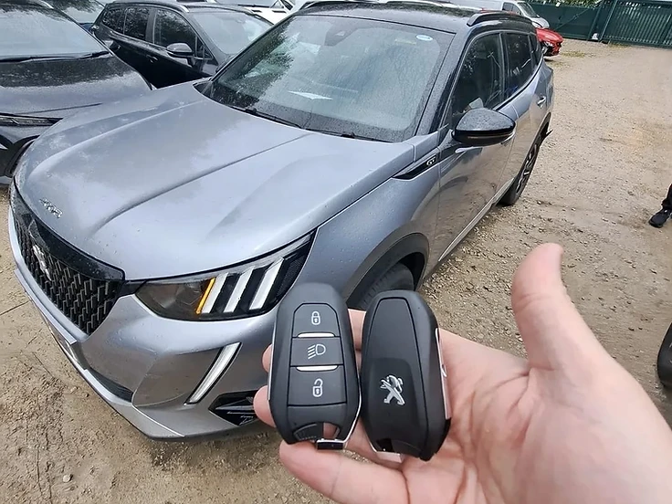 Peugeot 2008 GT: Second smart key supplied and programmed on site