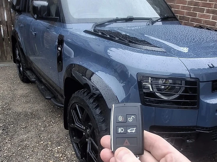 Land Rover Defender: Replacement smart key programmed on the driveway