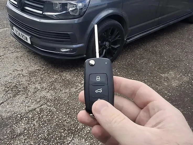 Volkswagen Transporter: Replacement flip key cut and programmed on site