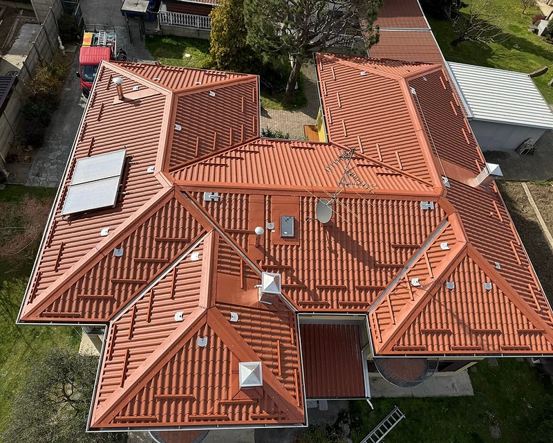 Copertura industriale cinematografica vista dall'alto